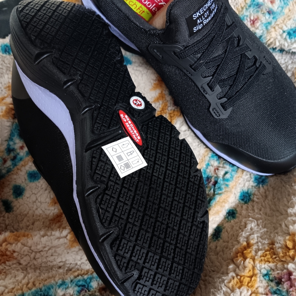 Women's skechers  New with tags